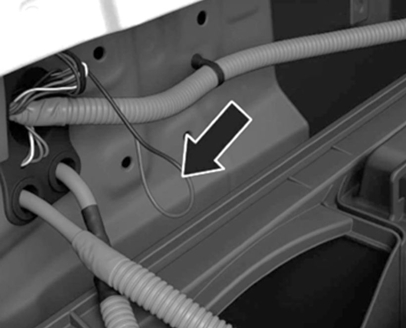 Liberação manual de emergência do cabo de carga - Figura do manual 158, Chevrolet Spark EUV